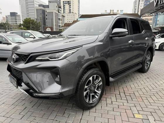TOYOTA HILUX SW4 2.8 D-4D TURBO DIESEL SRX PLATINUM 7L 4X4 AUTOMÁTICO TOYOTA HILUX SW4 2.8 D-4D TURBO DIESEL SRX PLATINUM 7L 4X4 AUTOMÁTICO